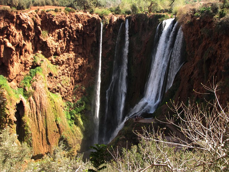 160312_watervallen van ouzoud.jpg - Vrijdagochtend vertrekken we uit Beni Mellal richting Marrakech. Rond lunchtijd stopt de bus bij Ouzoud om de watervallen te bekijken. De watervallen van Ouzoud zijn erg populair als uitje voor dagjesmensen. Rond de watervallen vind je dan ook veel eetgelegenheden en souvenirstalletjes.